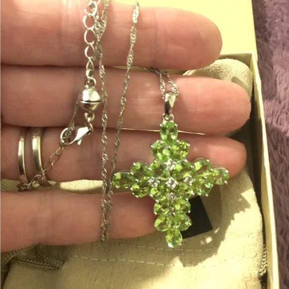 New 13.14 TCW Manchurian Peridot & 0.40TW White Topaz Rhodium/925 Cross Necklace - Picture 3 of 16
